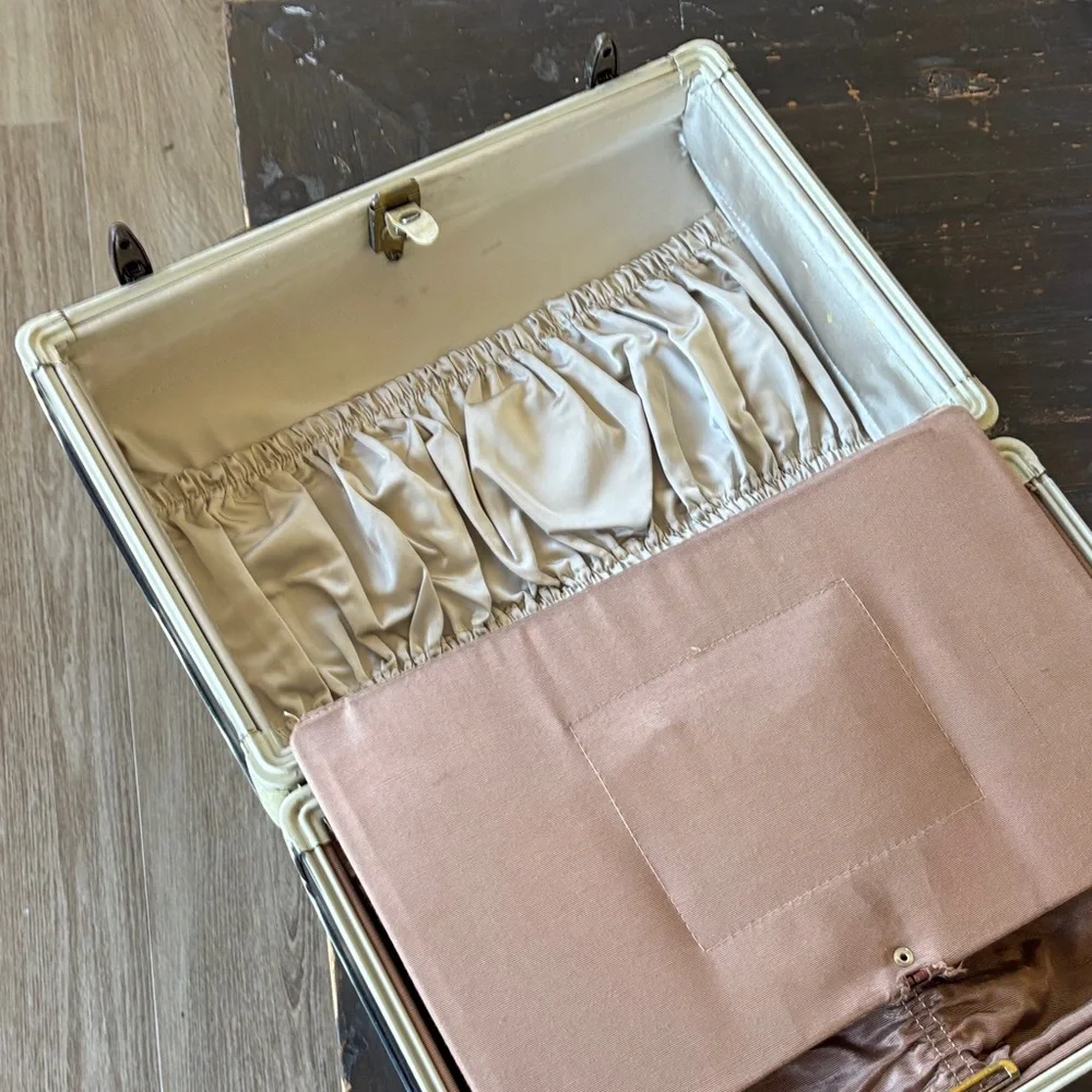 Vintage Black and Cream Carry Case